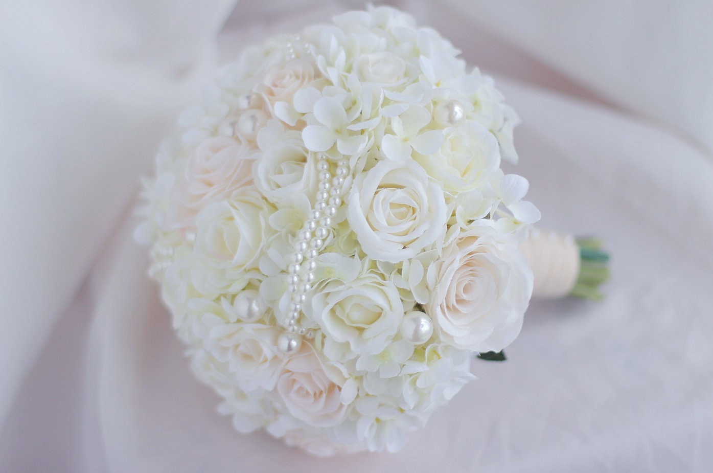 GKVSZY Brautstrauß Aus Satin – Handgefertigt Mit Strass-Perlen, Weiß, Durchmesser 16 Cm, Für Hochzeit, Brautjungfer & Fotoshooting