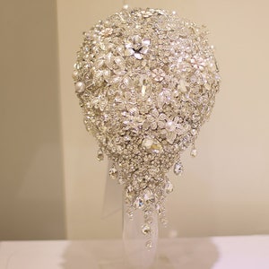 8 inch luxury rhinestone pearl teardrop bouquet water drop bouquet wedding bride bouquet Bridal bouquet Silver white jewellery pearl bouquet