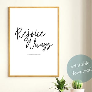 Może przedstawiać: Drukowana grafika ścienna z tekstem "Rejoice Always" i odniesieniem do Pisma Świętego "1 Tesaloniczan 5:16" w czarnym kolorze na białym tle.