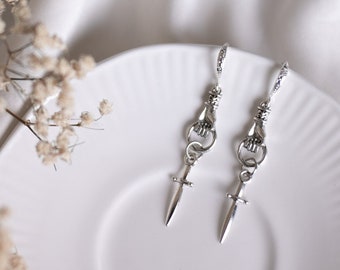 Boucles d’oreilles Silver Sword, boucles d’oreilles pendantes de style vintage, bijoux anciens, bijoux à main victoriens, bijoux de déclaration, boucles d’oreilles fantaisistes