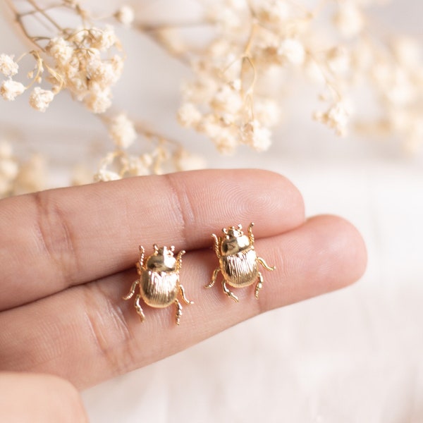 Boucles d’oreilles Beetle Stud, boucles d’oreilles de style vintage, bijoux anciens, bijoux plaqués or 18 carats, accessoires nature, goujons d’animaux de printemps