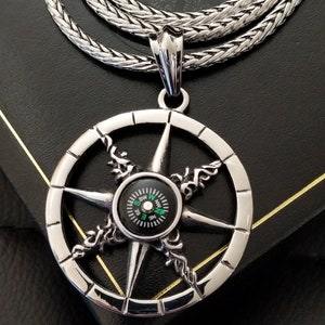 Men&#39;s Stainless Steel Working Compass Necklace: Personalized Travel Gift