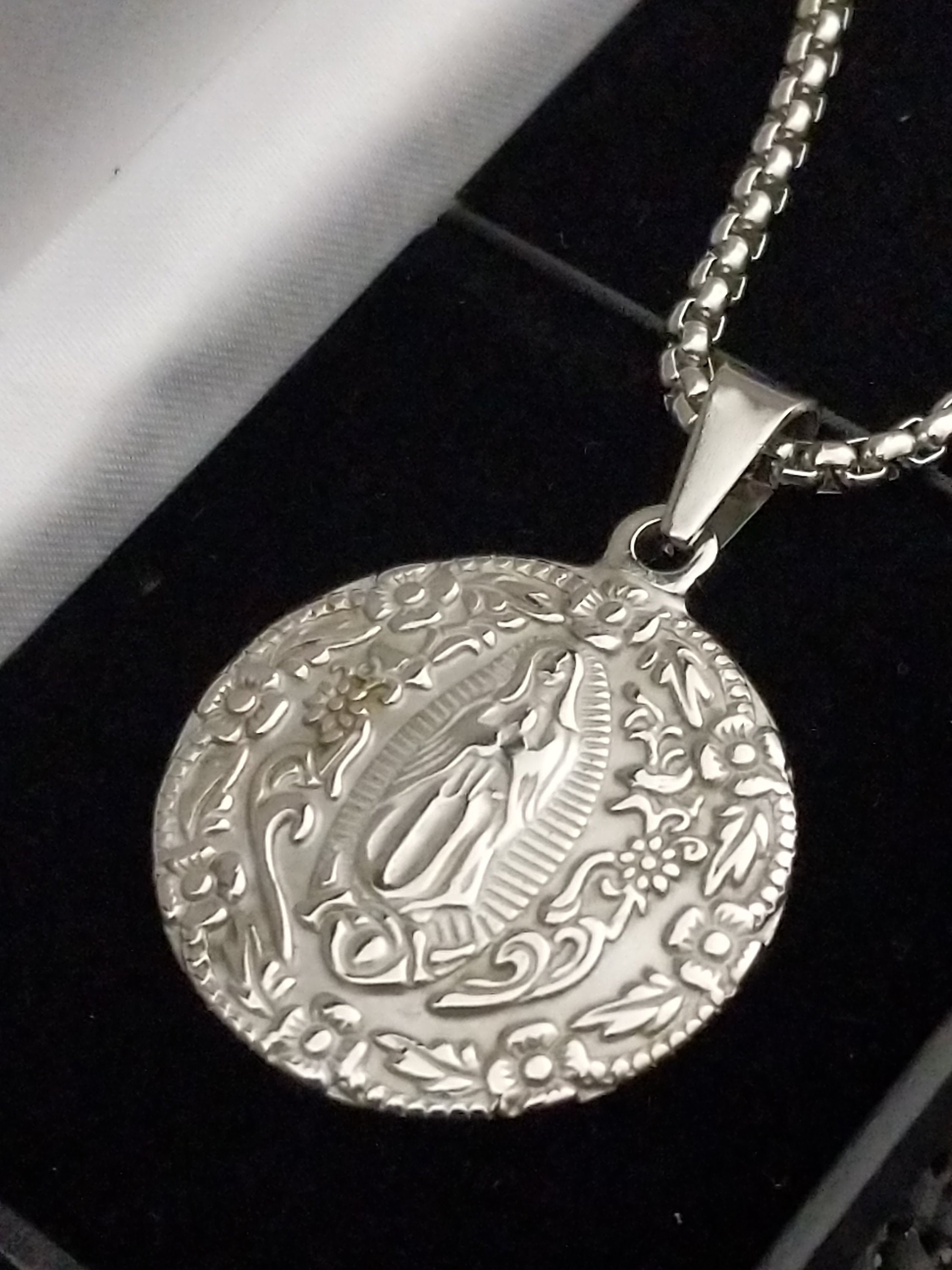 Collar grande de la Virgen de Guadalupe con grabado, medallón de acero grueso con oración de protección personalizada de la Virgen María.