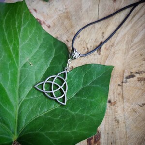 Pendentif Celtic Triquetra En Sodalite - Pierre Polie Bleue, 3.5cm, Unisexe, Neuf Sans Emballage