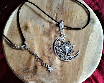 Collier dans la Lune et soleil