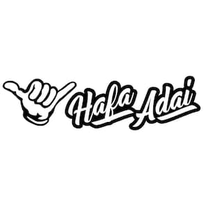 Könnte beinhalten: Schwarz-weiß-Illustration einer Hand, die das Shaka-Zeichen zeigt, mit dem Text "Hafa Adai" in einer stilisierten Schrift.