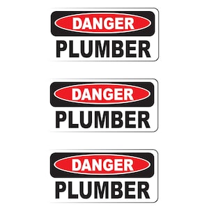 Peut inclure: Trois panneaux d'avertissement noirs et blancs avec du texte rouge. Chaque panneau indique "DANGER PLOMBIER".