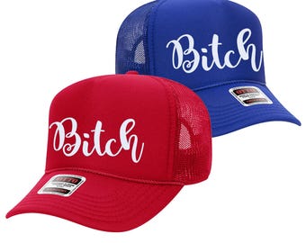 BITCH 刺繍入りフォーム トラッカー ハット、5 パネル キャップ、シームレス フォーム フロント パネル、調節可能、スナップ バック、スタイル番号 32-467