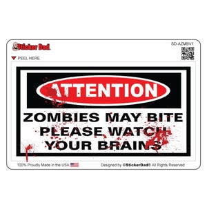 以下が含まれることがあります： 黒枠と赤いしぶきのある白いステッカー。ステッカーには「ATTENTION ZOMBIES MAY BITE PLEASE WATCH YOUR BRAINS」と書いてあります。ステッカーは警告標識のようにデザインされています。