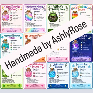 Pode incluir: Uma coleção de doze cartões retangulares com receitas de poções ilustradas com títulos como Fairy Sparkle Potion, Unicorn Magic Potion, Witch's Swamp Brew, Rainbow Potion, Mermaid Lagoon Potion, Dragon Fire Potion e Frozen Ice Potion.