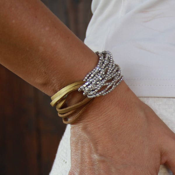 Leder Silber Boho Armband - Beige Armband - Leder Silber Wickelarmband - Lässiges Perlen Armband - Boho Schmuck Ideen