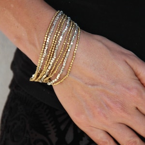 Pulsera Boho Negra - Pulsera Ancha - Pulsera Apilable de Latón - Pulsera Boho Elegante - Ideas de Joyería Boho - Pulsera de Cuentas de Semilla