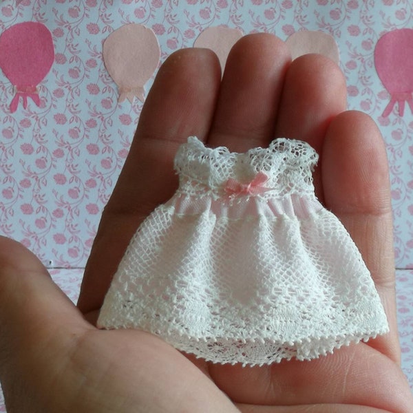 Vestido de bebé bordado a mano para casa de muñecas E 1/12 - Vestido de bebé bordado a mano para casa de muñecas E1/12