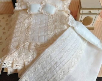 Colcha de cama doble bordada a mano para casas de muñecas E 1/12 - Hand embroidered quilt for dollhouse E1/12