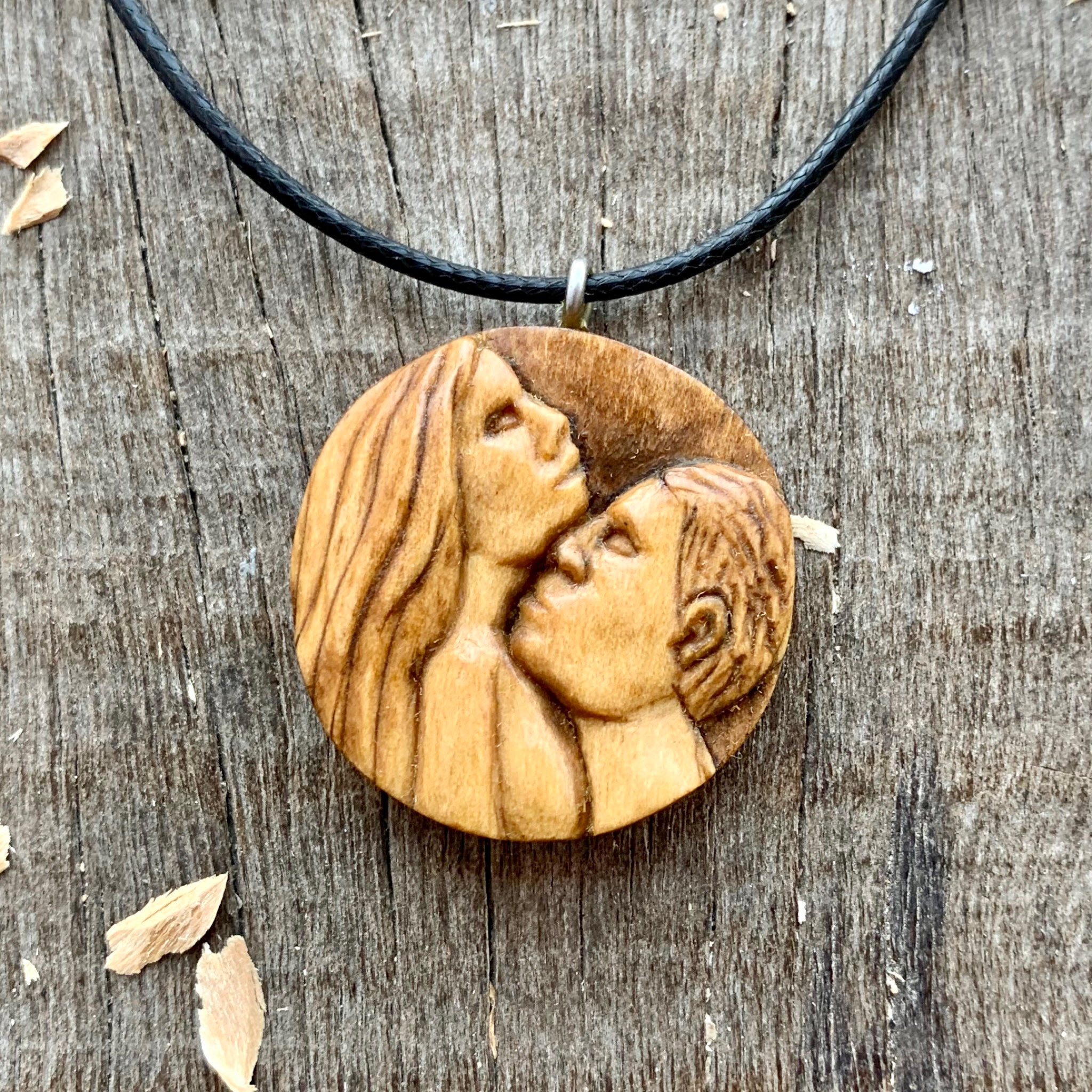 Mann und Frau handgefertigter Anhänger aus Walnussholz romantische Halskette  für Männer und Frauen besondere Geschenkidee Holzschmuckstück - .de