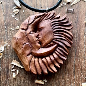 Pendentif baiser soleil et lune fait à la main en bois d’abricot - Idée cadeau pour collier cher unisexe - Bijoux en bois céleste