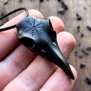 Raven Skull Hanger – Noorse Vikingketting met Helm van Ontzag, Handgesneden Symbolische Sieraden, Raven Totem