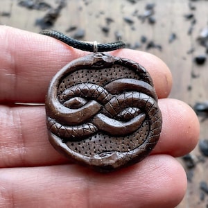 Auryn Ouroboros Orm Oändlighetsknut Hänge - Historiskt Trähänge Halsband - Unisex Smycken Födelsedagspresentidé