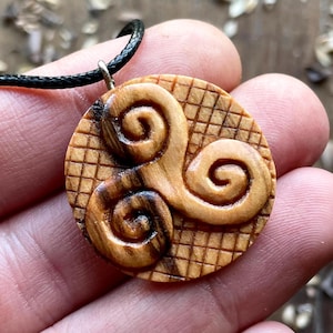 Triskelion en Triquetra hangers, handgesneden uit olijfhout, Keltische Triskelion en Triquetra ketting, Keltische houten sieraden