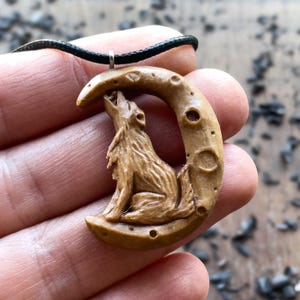Ciondolo Il Lupo Sulla Luna -  Lupo Ululante, Gioiello Celtico, Intagliato A Mano, Collana In Legno, Talismano Spirituale, Regalo Unico