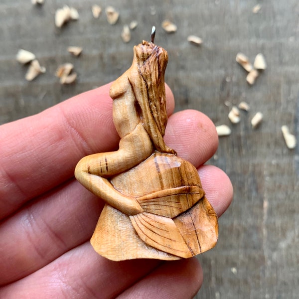 Collier de sirène assis sur un rocher fait à la main à partir de bois de prunier, pendentif en bois de sirène, bijoux artisanaux pour filles femmes