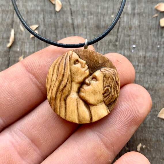Mann und Frau handgefertigter Anhänger aus Walnussholz romantische  Halskette für Männer und Frauen besondere Geschenkidee Holzschmuckstück -  .de
