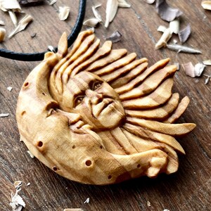 Pendentif Baiser du Soleil et de la Lune fait à la main en bois d’olivier, idée cadeau de collier unisexe cher, bijoux en bois céleste