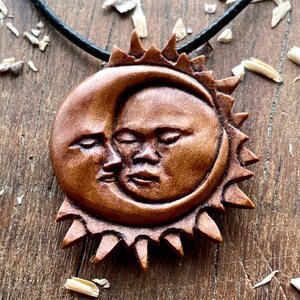 Collier Soleil et Lune Sculpté à la Main en Bois d&#39;Abricot, Pendentif Visage du Soleil et Lune, Pendentif en Bois, Bijou Céleste