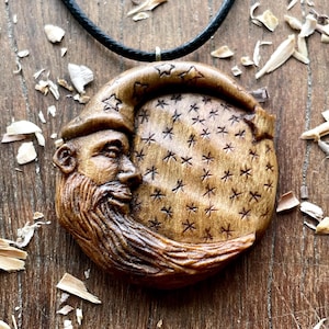 Collier Pendentif La Vieille Lune avec Visage Sculpté à la Main sur Bois de Noyer - Bijoux Lune en Bois Idée Cadeau Céleste Unisexe