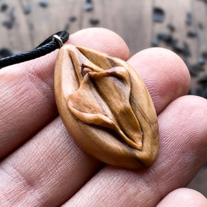 Ciondolo Vulva in Legno Ulivo o Noce – Intagliato a Mano, Gioiello Femminile Simbolico Minimalista