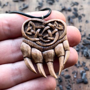 Bärenpfote Anhänger – Keltisches Kraft-Amulett – Handgeschnitzt aus Oliven- oder Pflaumenholz