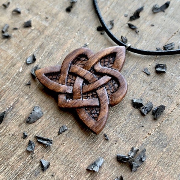 Collier Pendentif Celtique Triquetra Et Coeur - Fait Main Sur Bois De Noyer - Bijou Avec Noeuds Celtiques - Idée Cadeau Pour Elle Pour Lui