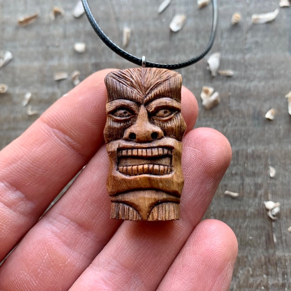 Collier Tiki masque en bois, pendentif masque tribal, bijoux totem en bois faits à la main à partir de bois de prunier