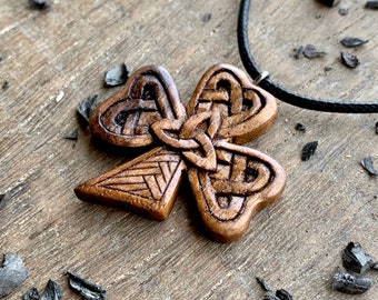 Pendentif Shamrock avec Triquetra, collier de trèfle celtique, bijoux en bois de noyer faits à la main, bijoux en pierre de naissance