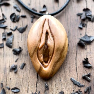 Ciondolo Yoni in Legno d’Ulivo – Collana Vulva con Simbolismo Femminile, Regalo Intagliato a Mano