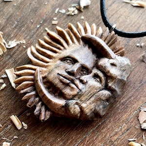 Pendentif Sun and Moon Kiss fait à la main en bois de noyer, idée cadeau de collier unisexe cher, bijoux en bois céleste
