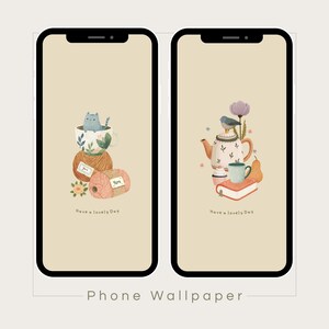 Op de afbeelding: Twee telefoonachtergronden met een beige achtergrond. Eén toont een blauwe kat in een theekopje met garen en de tekst "Have a lovely Day". De andere toont een theepot, vogel, bloem en boek. De tekst "Phone Wallpaper" staat onderaan.