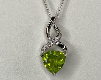 Collana con ciondolo in argento sterling con peridoto manciuriano trilione e zircone bianco, nuova