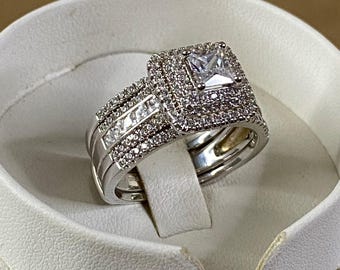 Jeulia Anello nuziale taglio principessa in argento sterling con zirconi cubici, misura 10,5