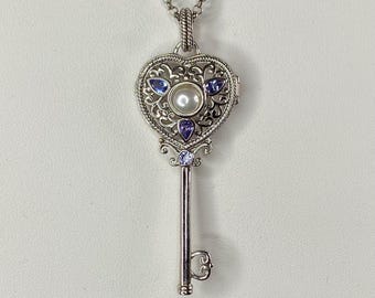 Collana con ciondolo a forma di medaglione con chiave a forma di scheletro a forma di cuore, perla e tanzanite, argento sterling, nuovo