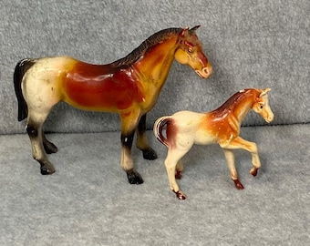 Conjunto de figuras de caballos Vintage Imperial Yegua y potro para niños, pequeño, marrón y blanco, GUC