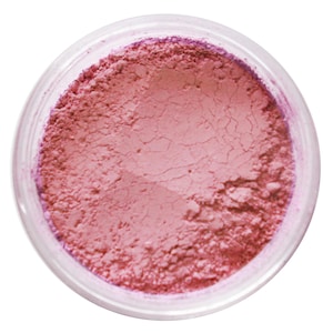Può includere: Un barattolo di plastica trasparente riempito con una polvere rosa polverosa finemente macinata. La polvere ha una superficie leggermente strutturata e il barattolo è posto su uno sfondo bianco. Il prodotto sembra essere un cosmetico, come fard o ombretto.