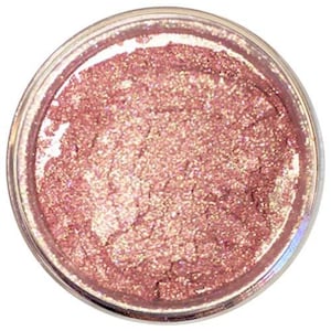 Pode incluir: Um pequeno frasco de glitter rosa iridescente. O glitter é fino e brilhante, com um tom rosa sutil.