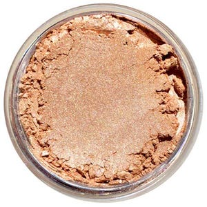 Peut inclure: Un petit pot d'ombre à paupières en poudre libre, de couleur pêche, avec une texture fine et scintillante.