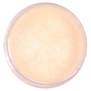 Peut inclure: Vue rapprochée d'un récipient rond transparent rempli d'une poudre beige clair. La poudre a une texture lisse et uniforme, et le récipient est posé sur un fond blanc. Le produit semble être un article cosmétique.