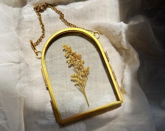 Arte botánico, arte con flores prensadas, conservación floral, flores prensadas reales, inspiración vintage, flores secas, marco de latón