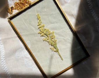 Arte botánico, arte con flores prensadas, conservación floral, flores prensadas reales, inspiración vintage, flores secas, marco de latón colgante