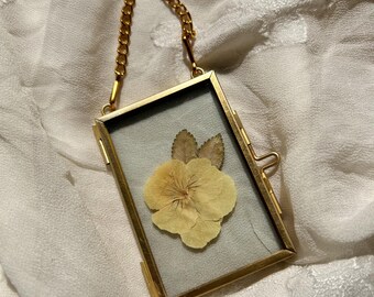 Arte botánico, arte con flores prensadas, preservación floral, flores prensadas auténticas, inspiración vintage, flores secas, marco de latón.