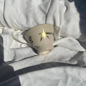 Plato de cerámica con forma de garza hecho a mano / Cerámica con brillo dorado