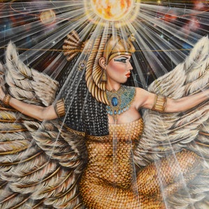 Pu&ograve; includere: Un dipinto di una donna con le ali, che indossa una corona dorata e un abito dorato con un motivo a scaglie. &Egrave; circondata da una luce brillante e stelle.